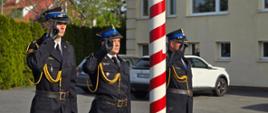 Zdjęcie przedstawia strażaków z pocztu flagowego oddających honor fladze Rzeczypospolitej Polskiej.