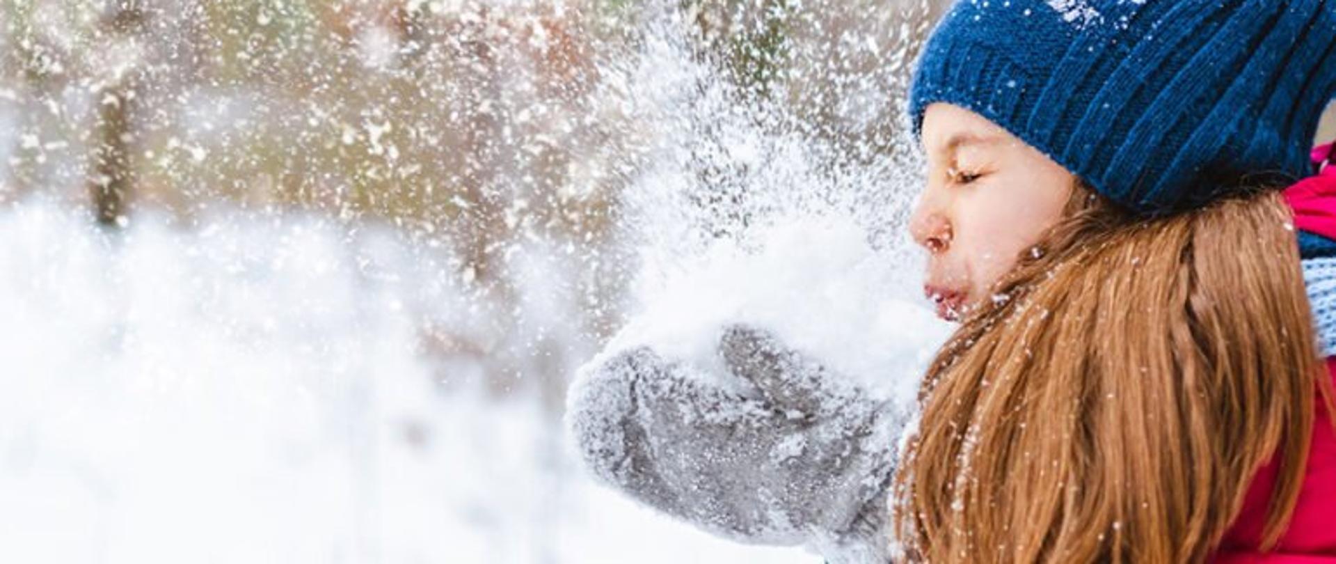 Dziewczynka na tle zimowej scenerii
