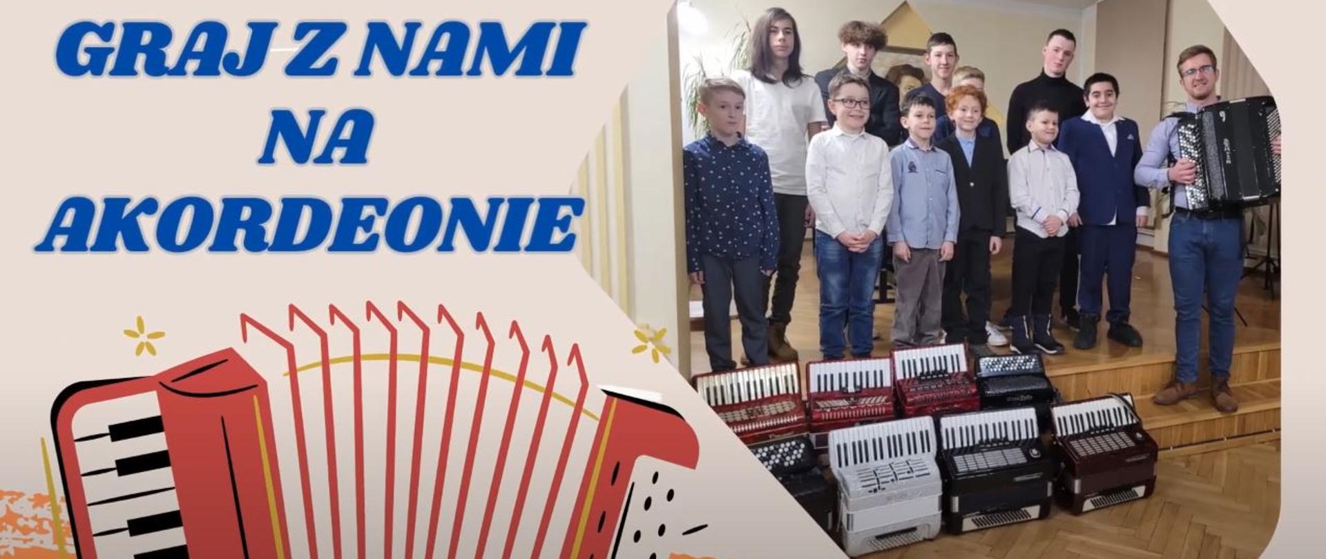 Plakat z tekstem "Graj z nami na akordeonie ", grafiką akordeonu w lewym dolnym rogu, oraz zdjęciem po prawej stronie uczniów klasy akordeonu wraz z nauczycielem Tomaszem Brusińskim