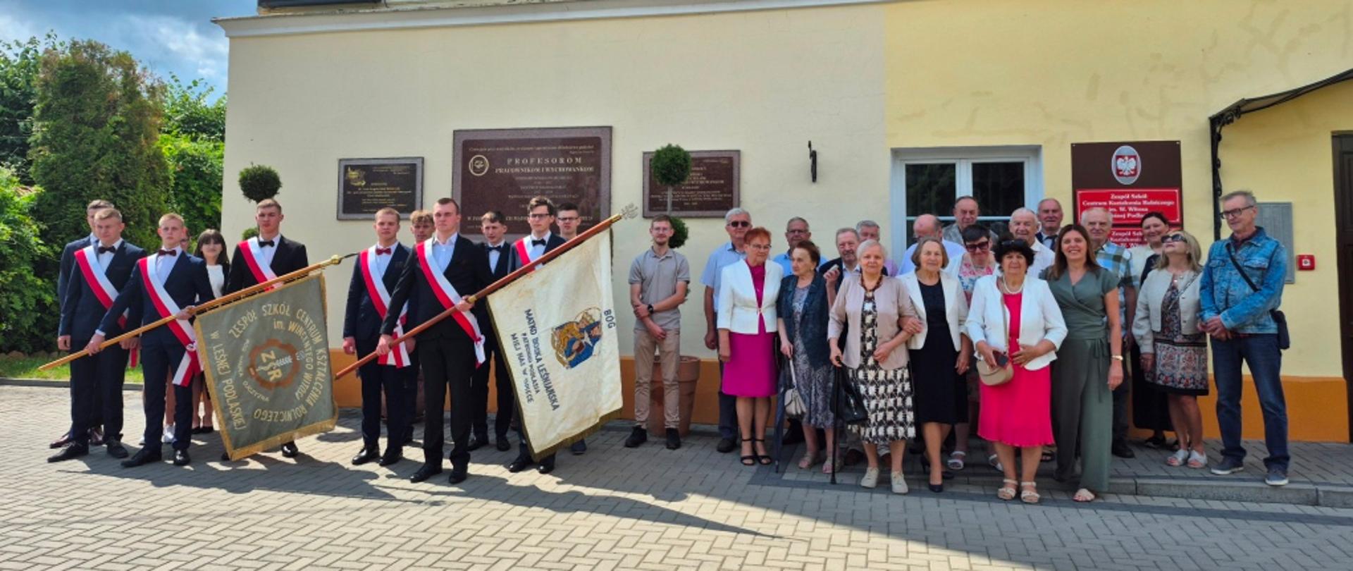 Wspólne zdjęcie Leśniaków i delegacji ZSCKR, po lewej stoją uczniowie ze Sztandarami Liceum Pedagogicznego i ZSCKR 