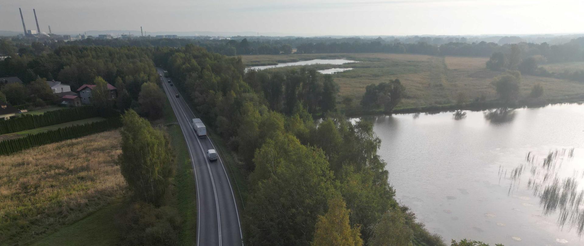 DK44 w Zaborzu, zdjęcie z drona, po prawej stawy, w oddali przemysłowe zabudowania