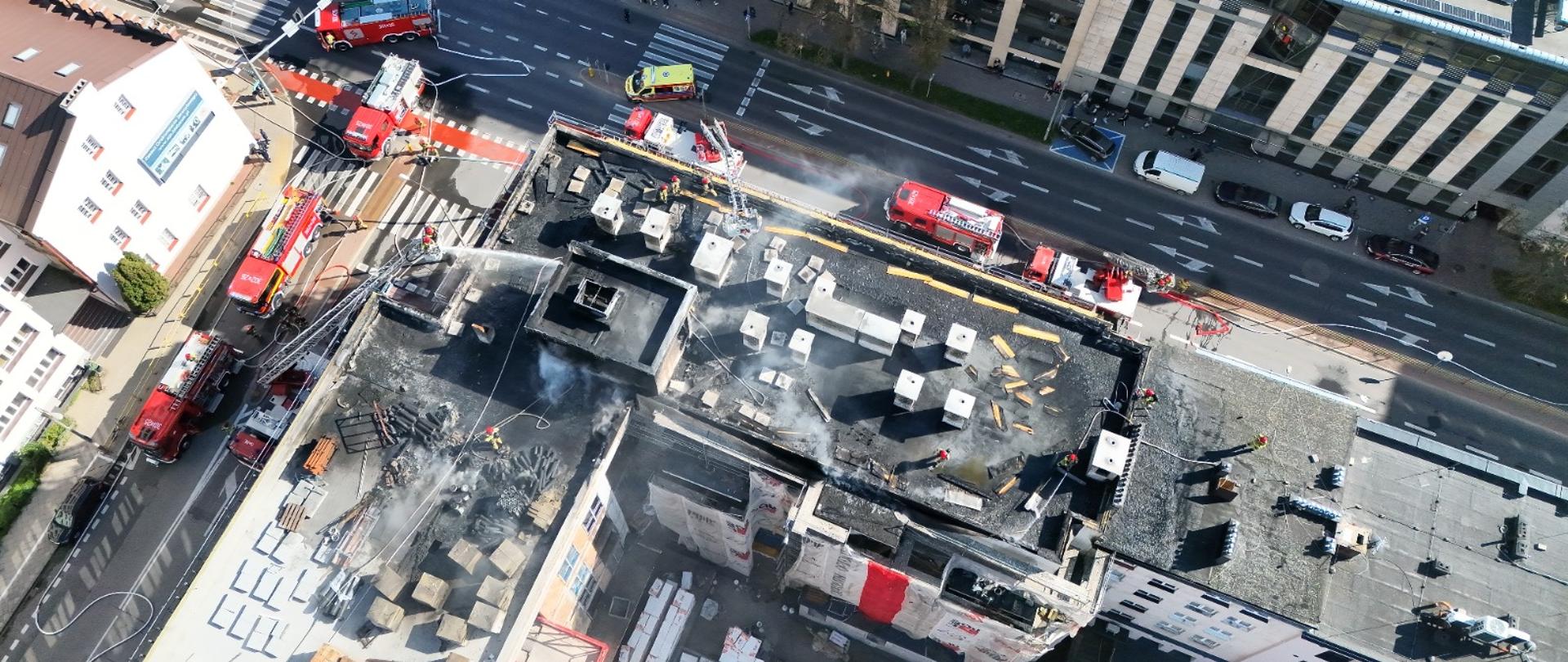 Kłęby czarnego dymu nad centrum Białegostoku. Duża akcja strażaków przy Sienkiewicza i Jagienki