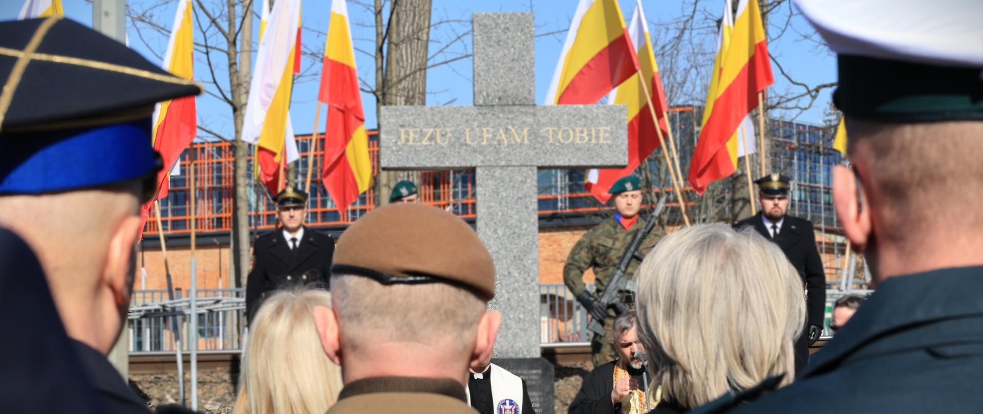 37. rocznica wykolejenia się wagonów z chlorem w Białymstoku - podlaski komendant Wojewódzki Państwowej Straży Pożarnej - st. bryg. Janusz Kondrat w towarzystwie przedstawicieli służb i instytucji w trakcie uroczystości, przodem do Krzyża - pomnika upamiętniającego wydarzenie
