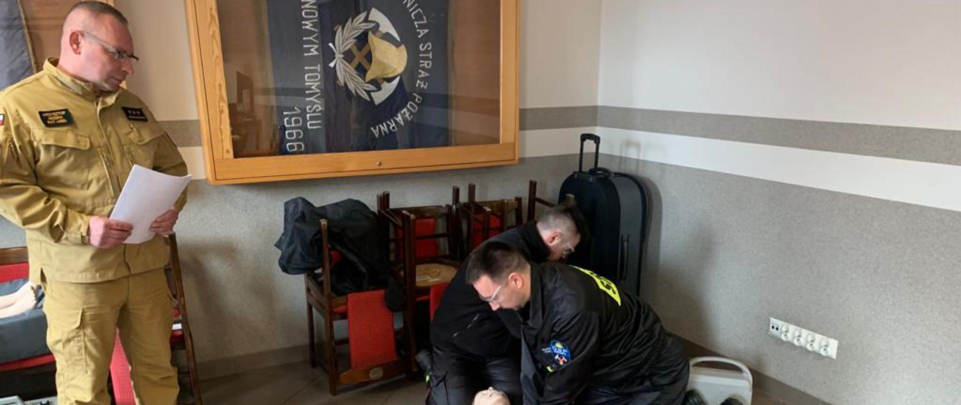 Strażacy udzielający Kwalifikowanej Pierwszej Pomocy