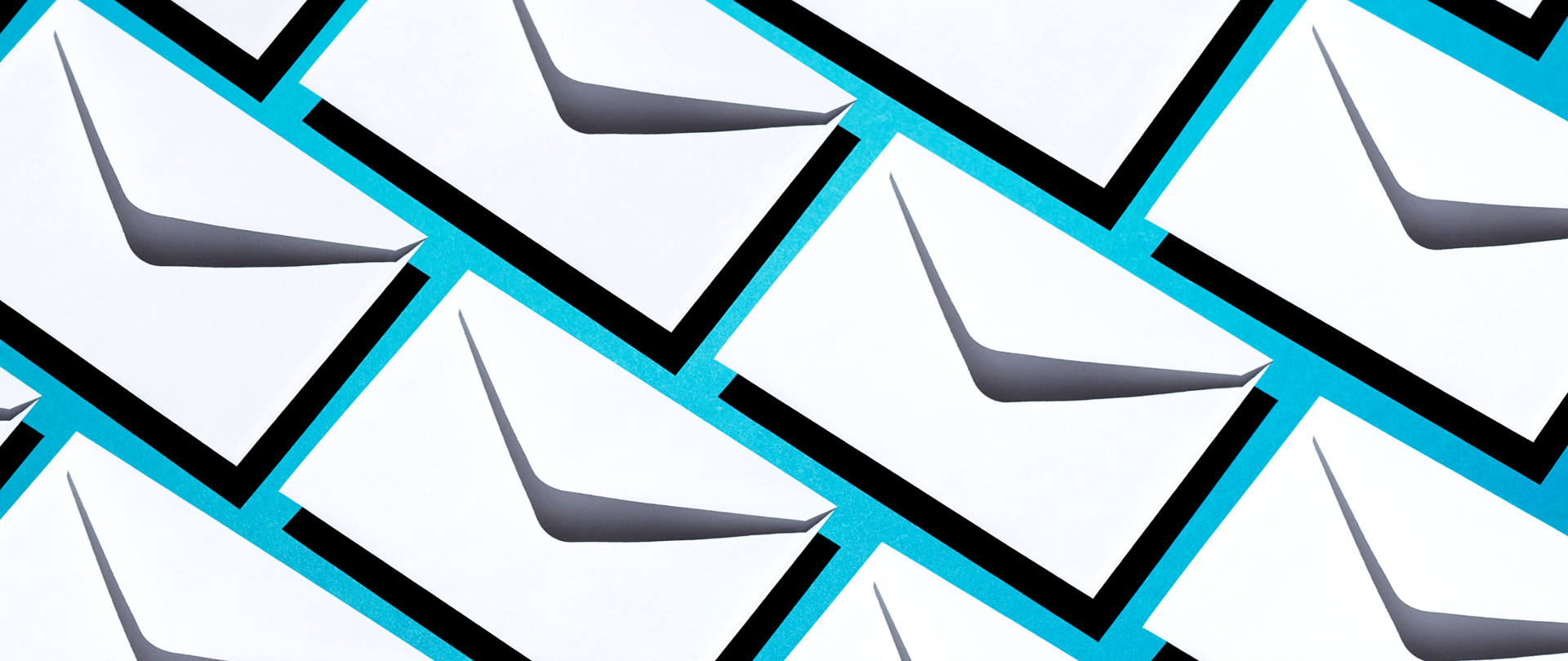 Białe koperty na błękitnym tle