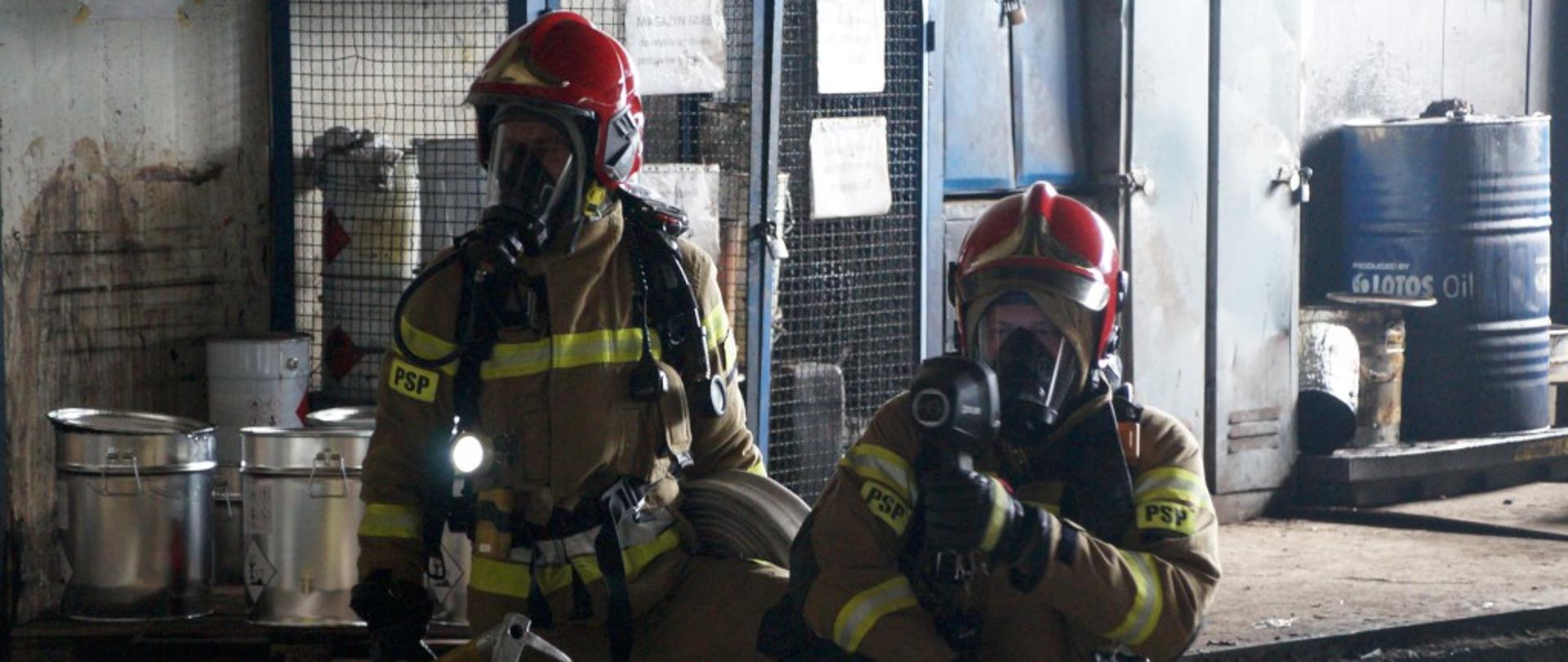 Na zdjęciu strażacy podczas ćwiczeń w ZNTK