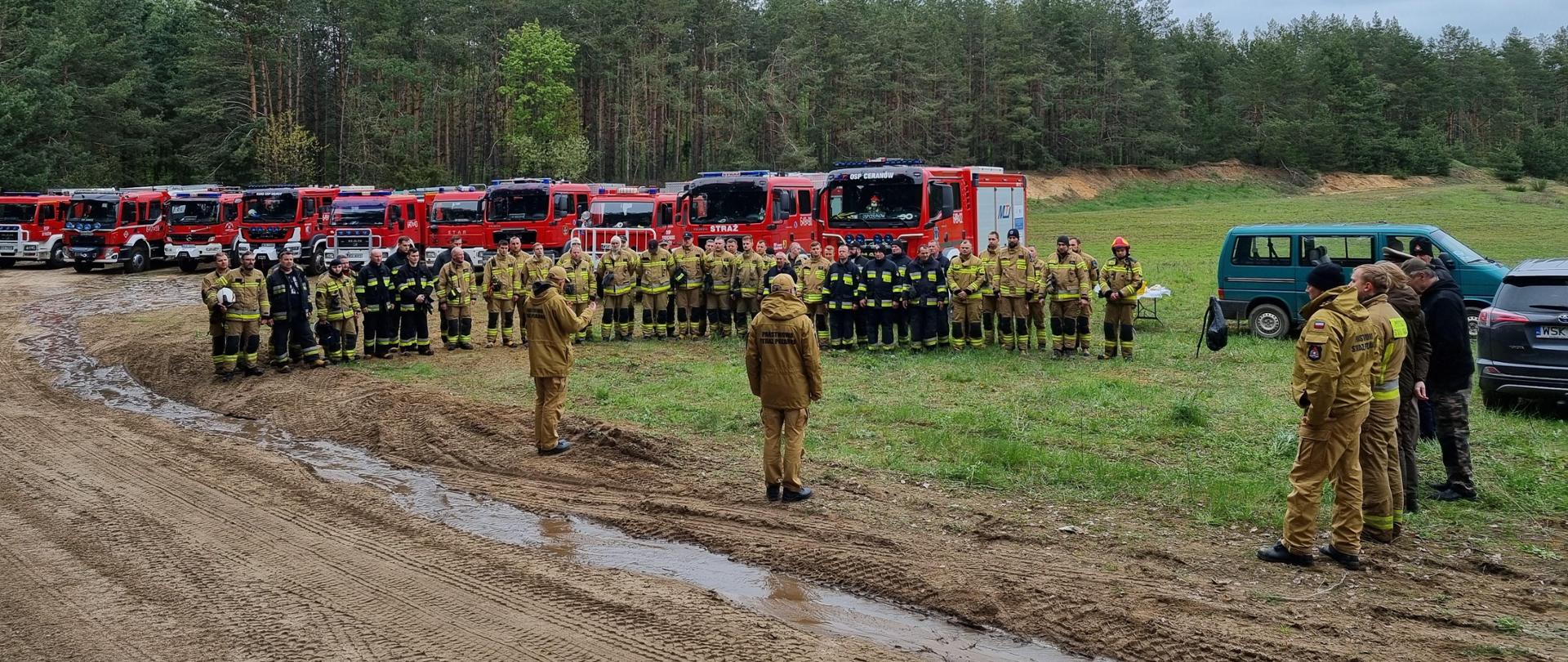 Ćwiczenia „Kutyski 2024” - zbiórka kończąca ćwiczenia - nastąpiło omówienie i podsumowanie prowadzonych działań przez st. bryg. Sławomira Lipkę – zastępcę komendanta powiatowego PSP w Sokołowie Podlaskim oraz zaproszonych gości.