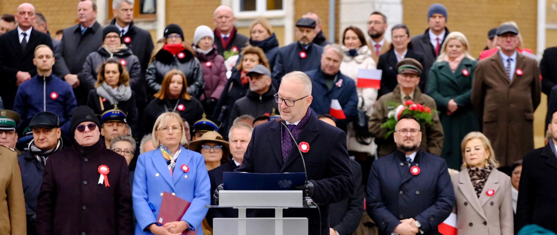 Wojewoda przemawia z mównicy 