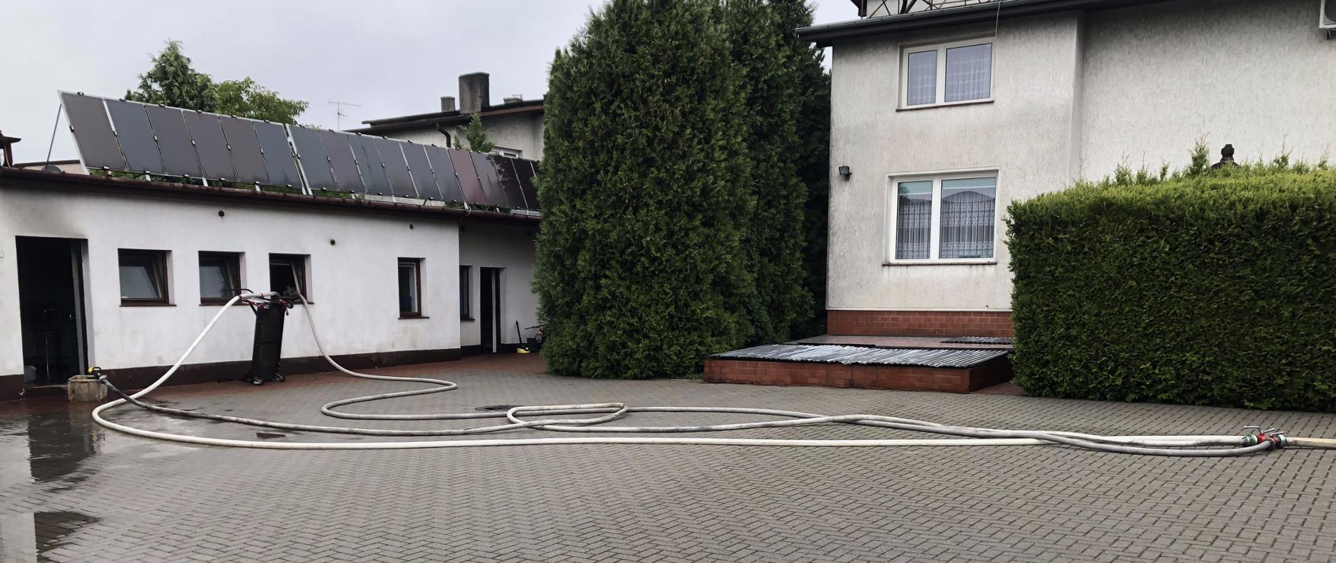 Częstochowa - pożar butli z acetylenem - budynek w którym doszło do pożaru butli, na parkingu poprowadzone linie gaśnicze