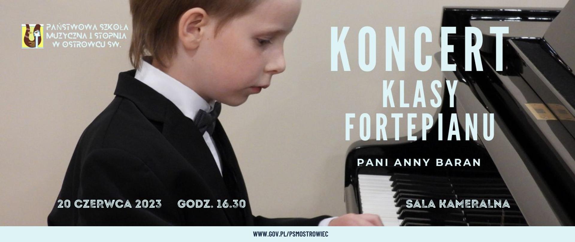 chłopiec grający na fortepianie w kolorze biało-czarnym z białymi napisami informującymi o koncercie, z prawej strony u góry znajduje się logo szkoły w kolorze żółto-brązowym