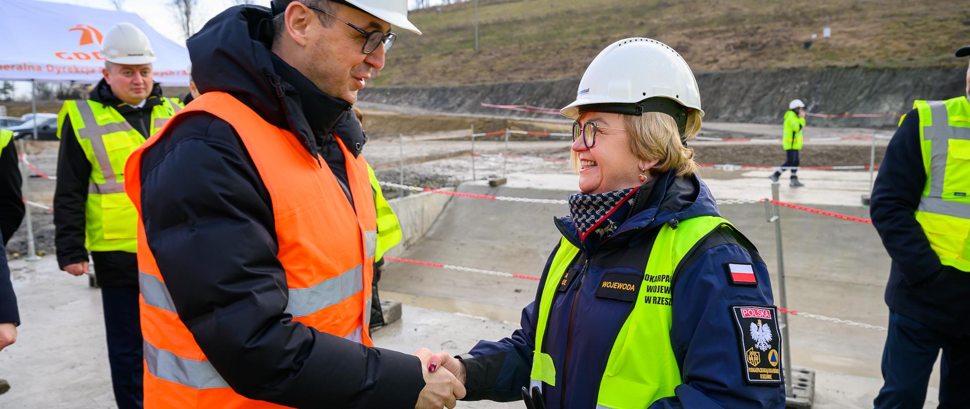 Zdjęcie przedstawia wojewodę podkarpackiego Teresę Kubas-Hul i ministra Dariusza Klimczaka