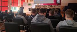Aula ZSCKR Samostrzel podczas spotkania młodzieży z policjantem CBZC na temat cyberbezpieczeństwa.