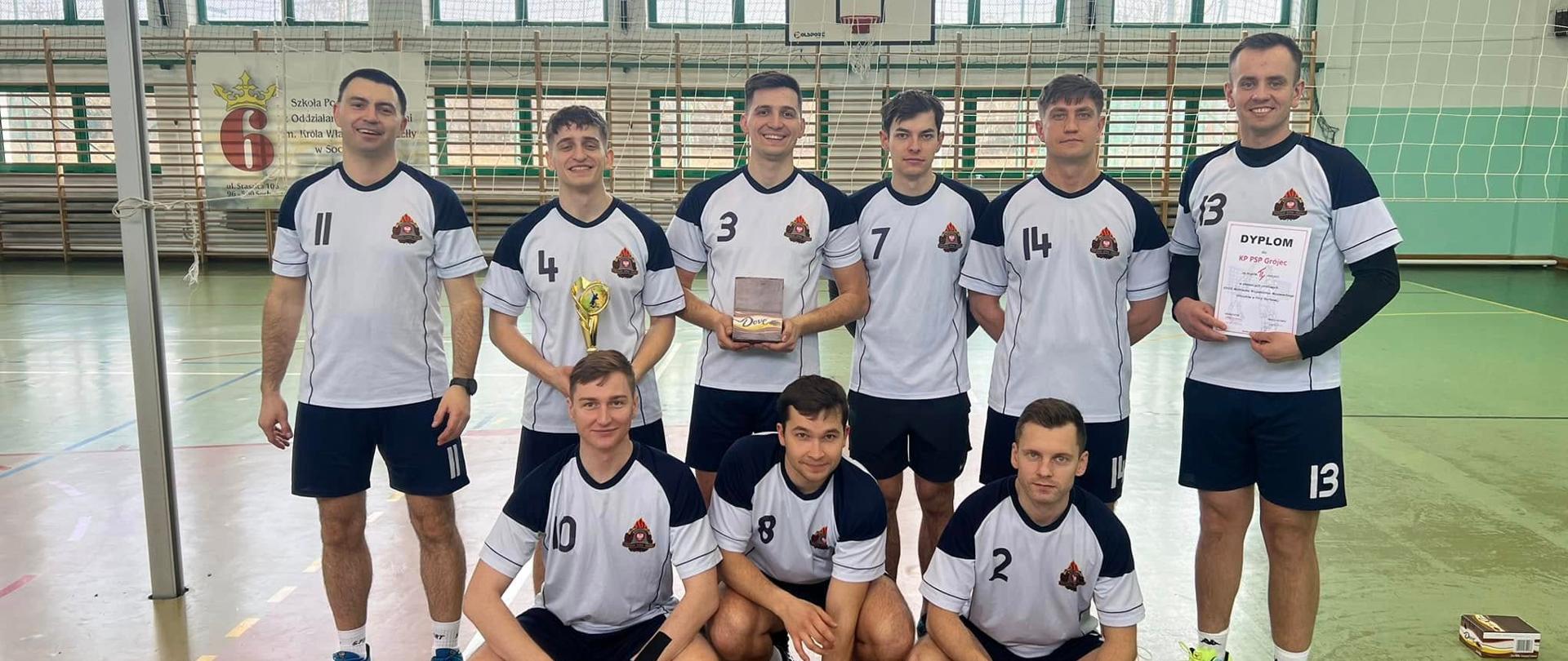 Drużyna siatkarska KP PSP w Grójcu z kapitanem mł. bryg. Grzegorzem Michalskim, p.o. zastępcy KP PSP w Grójcu