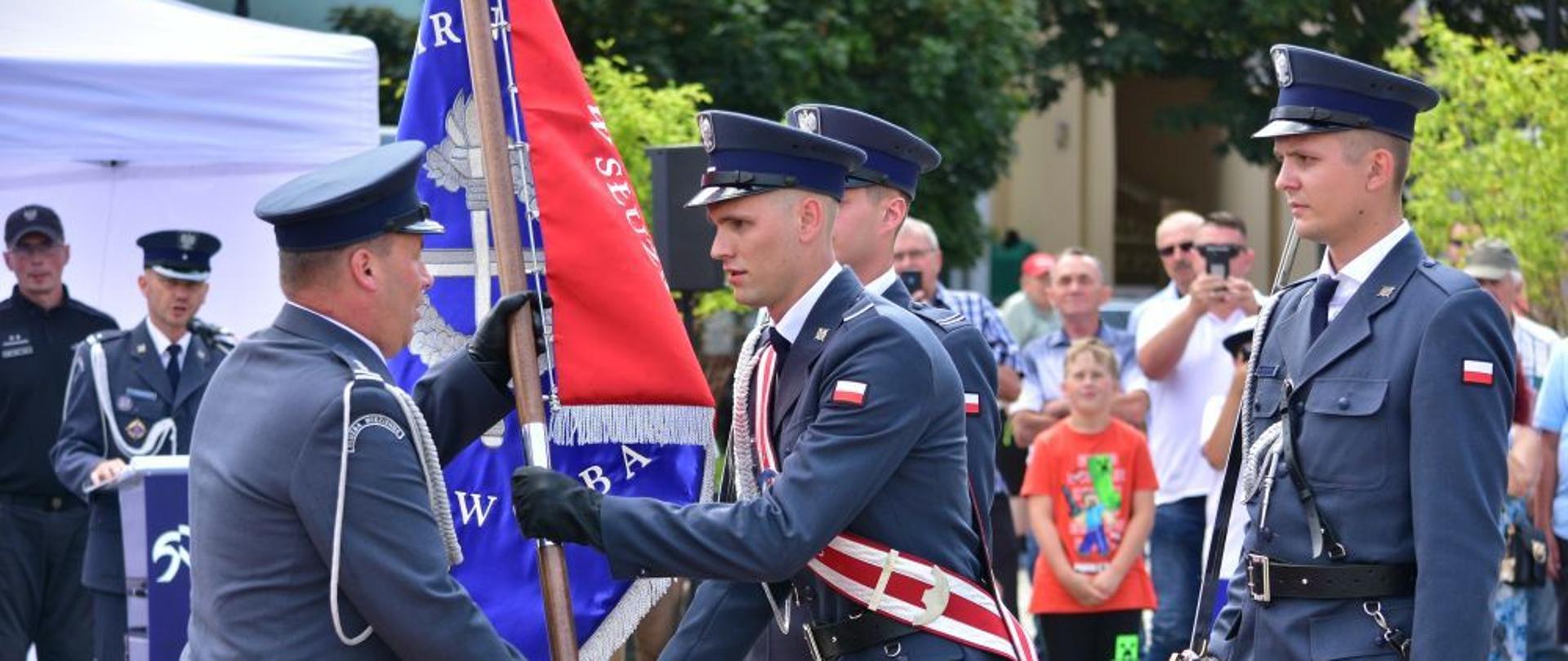 przekazanie sztandaru przez komendanta zakladu karnego pocztowi sztandarowemu