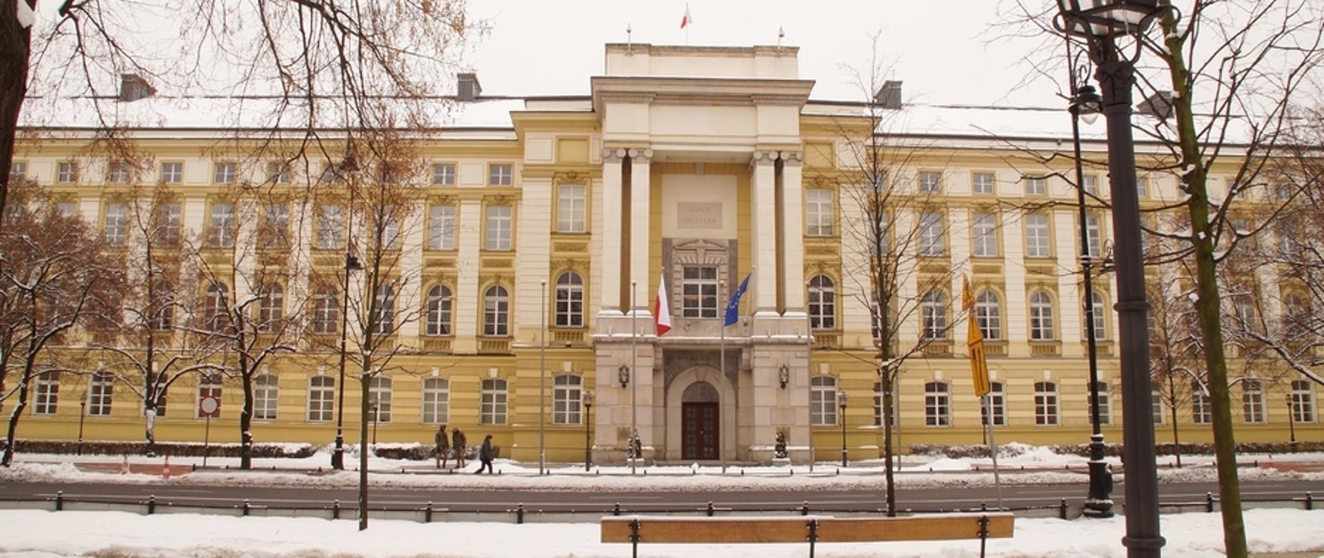 Budynek Biura Rady Ministrów w scenerii zimowej