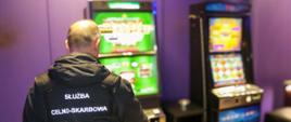 Automaty do gier. Przy nich funkcjonariusz.