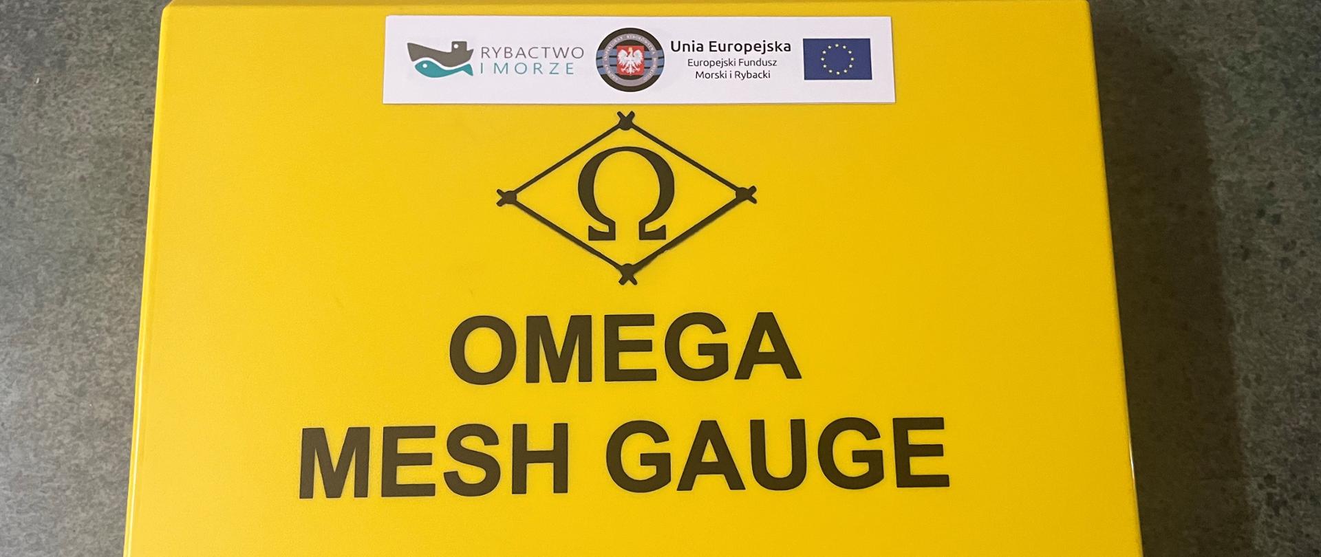 żółta walizka z urządzeniem OMEGA