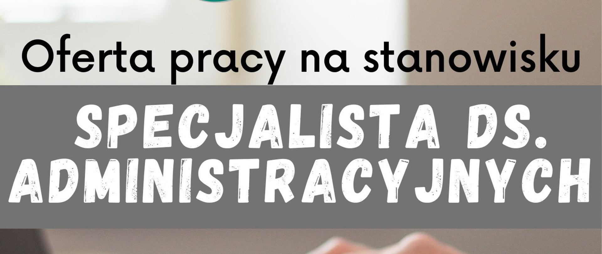 Tło plakatu stanowi fotografia na której widoczny jest laptop oraz dłoń. W górnej części umieszczone zostało logo PSM Strzelin, a pod nim informacje o ofercie pracy.