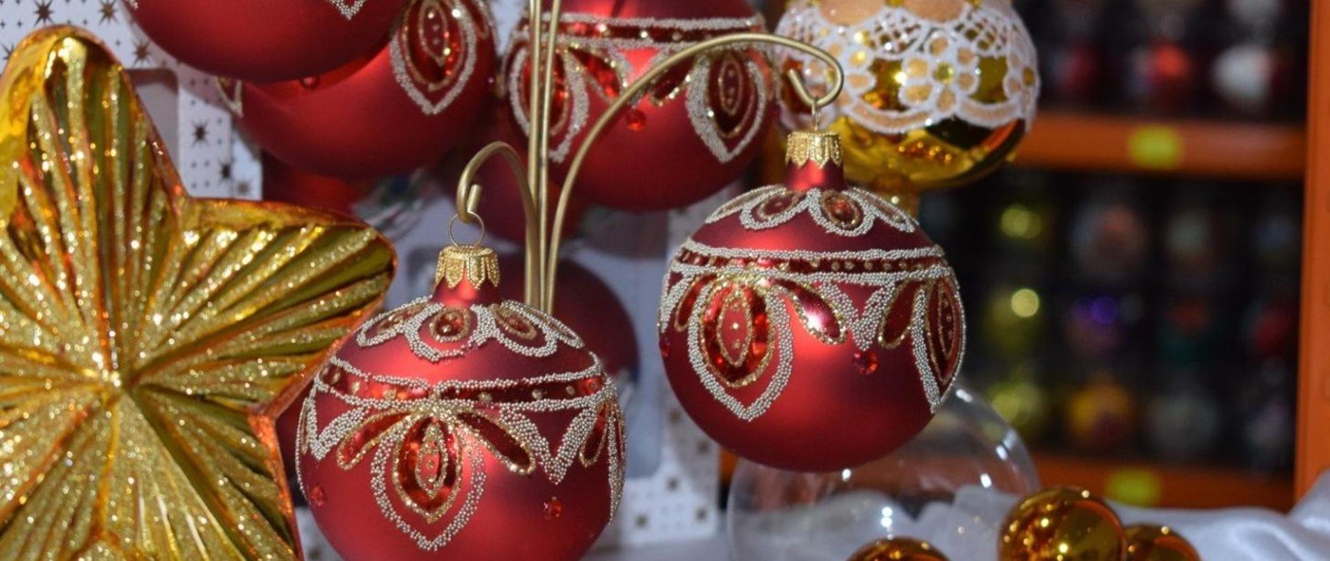 Obraz przedstawia czerwone bombki choinkowe