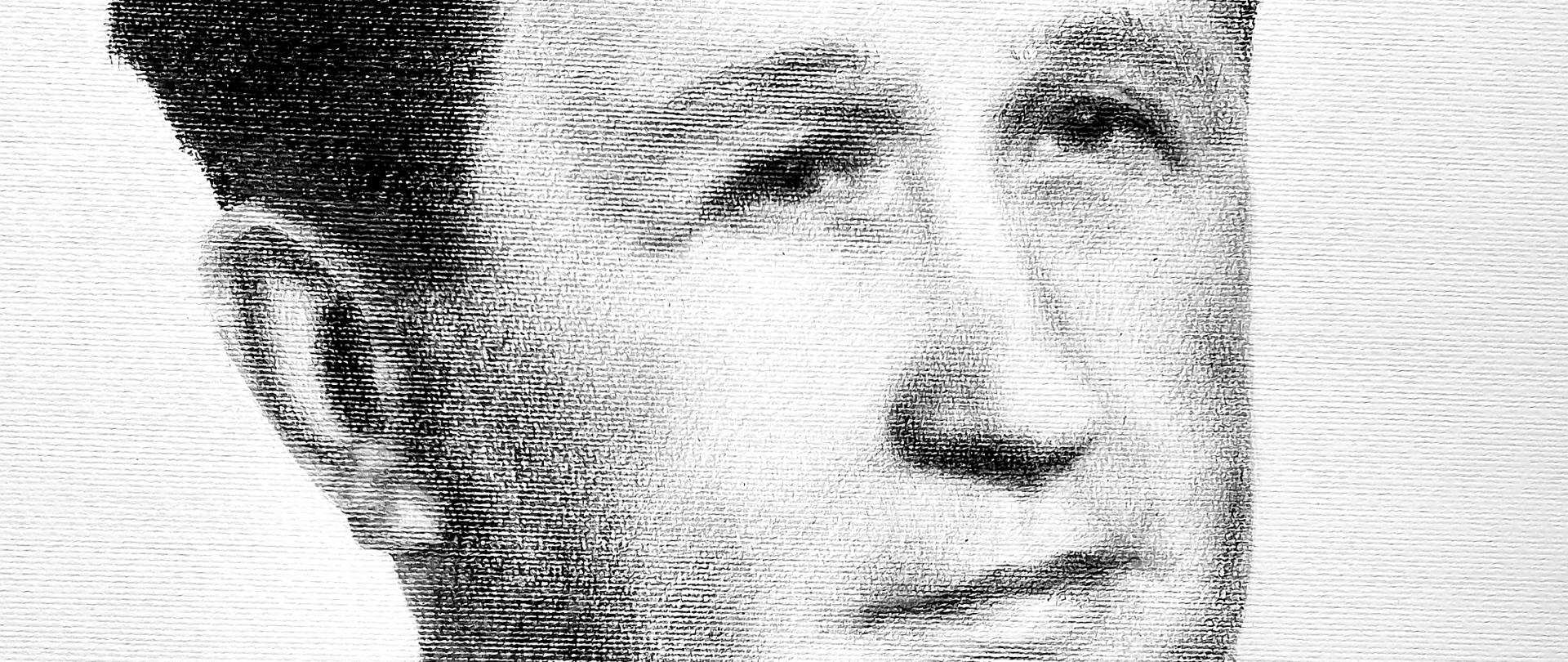 Rysunek - portret Tadeusza Baczaka zrealizowała Zuzanna Rumian uczennica kl. 2B PLSP w roku 2023. Rysunek przedstawiający dyrektora szkoły narysowany jest ołówkiem na papierze. Dyrektor ubrany jest w białą koszulę z krawatem, ma na sobie założoną czarną marynarkę. Tadeusz Baczak ma czarne zaczesane do tyłu włosy. Postać lekko się uśmiecha i spogląda w kierunku widza.