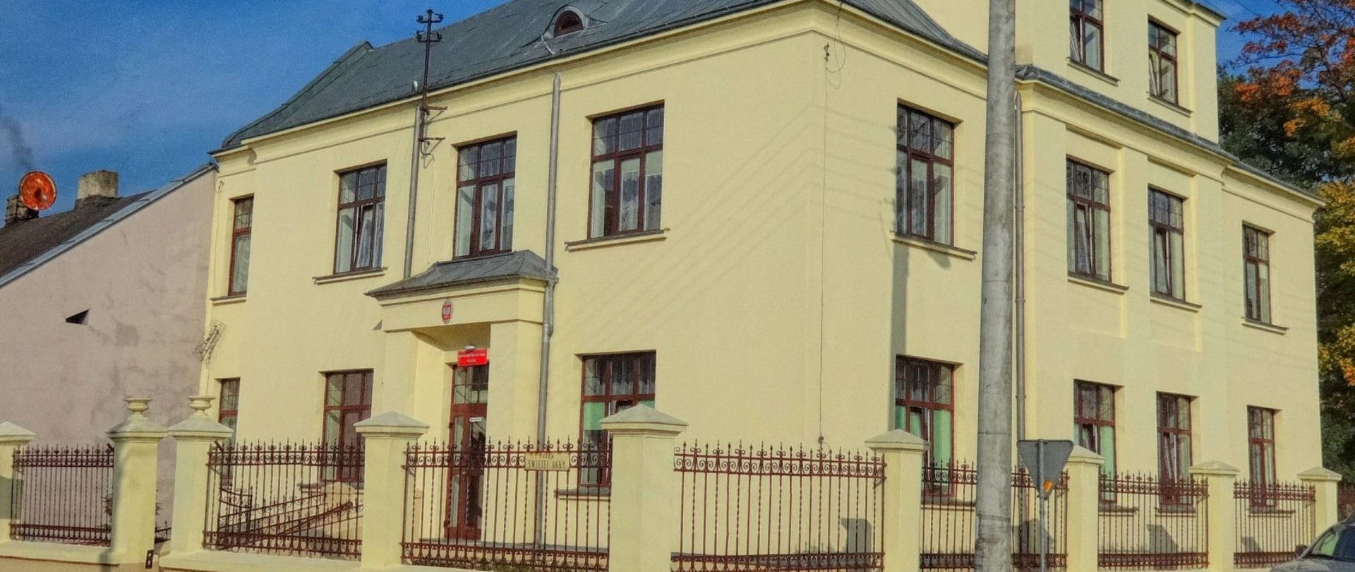 Zdjęcie przedstawia budynek wraz z parkanem szkoły muzycznej. 