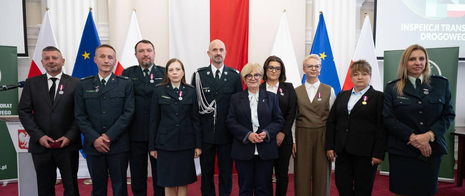 Zdjęcie przedstawia uczestników uroczystości jubileuszu Inspekcji Transportu Drogowego