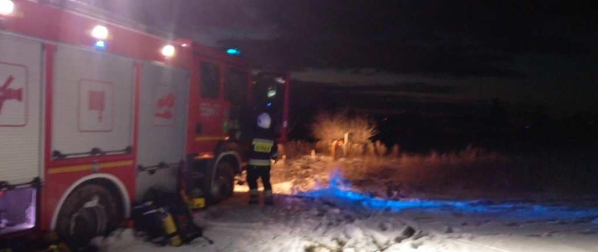 Zdjęcie przedstawia pojazd pożarniczy na miejscu pożaru.