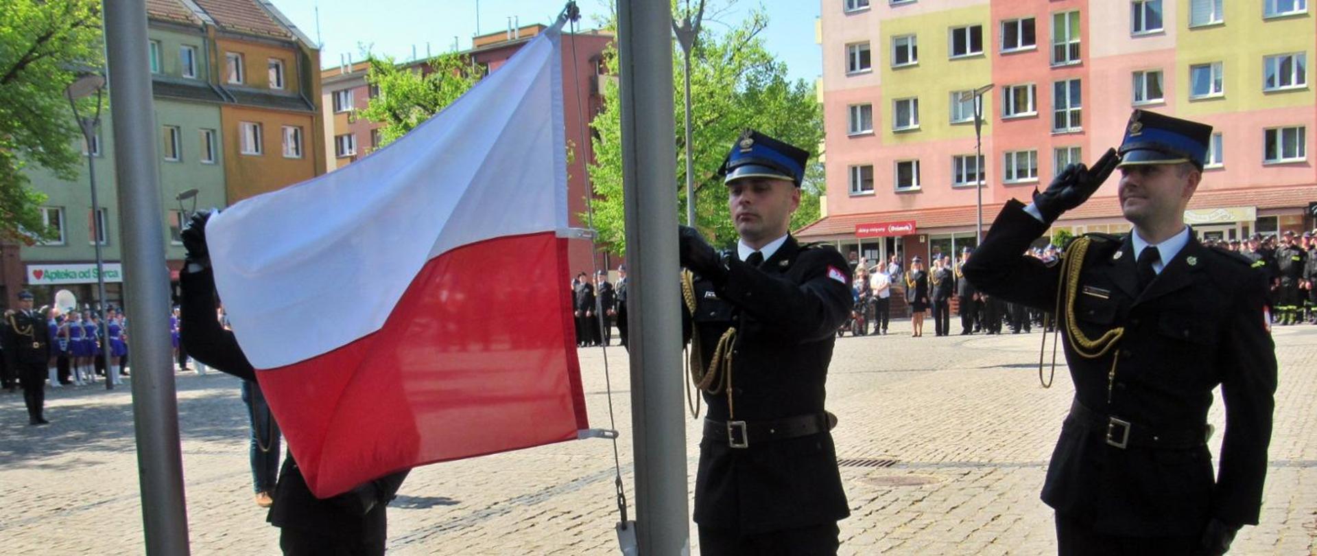 poczet flagowy wciąga flagę na maszt