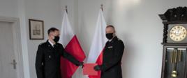 Zastępca pomorskiego komendanta wojewódzkiego PSP wręcza decyzję o powierzeniu obowiązków zastępcy komendanta powiatowego PSP w Kwidzynie funkcjonariuszowi PSP.