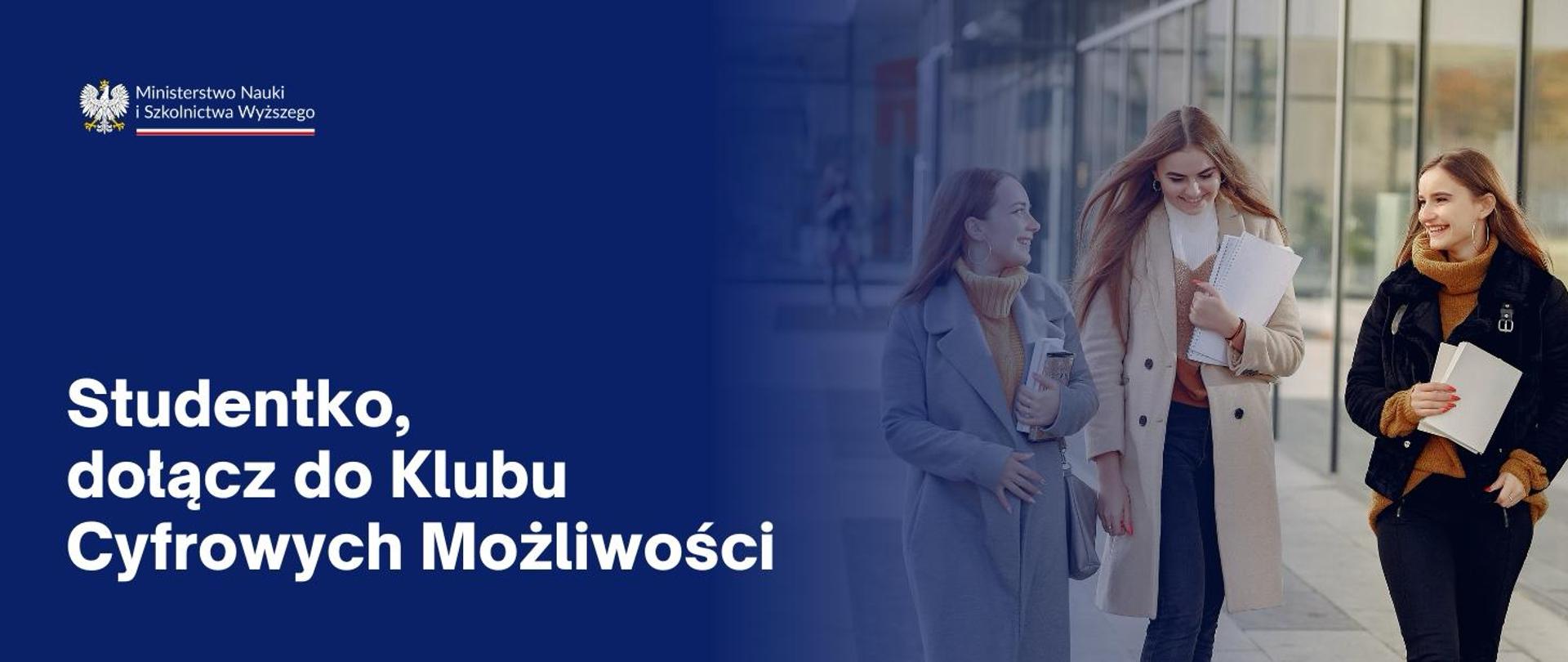 Grafika - trzy młode kobiety idą obok przeszklonej ściany, obok na niebieskim tle napis Studentko, dołącz do Klubu Cyfrowych Możliwości.