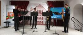 Na scenie gra Kwartet dęty, od lewej: Maciej Dawidiuk, Mateusz Bandzerewicz, Dominik Czeczko, Michał Dawidiuk