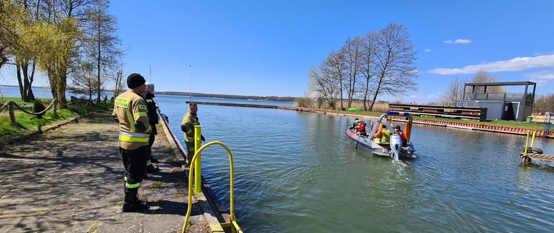 Łódź motorowa wypływa na ćwiczenia