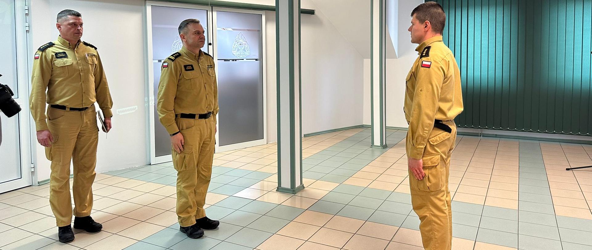 17 lutego 2026 r. w Komendzie Powiatowej Państwowej Straży Pożarnej w Augustowie odbyła się narada podsumowująca funkcjonowanie ochrony przeciwpożarowej na terenie powiatu augustowskiego w 2025 roku - meldunek dla podlaskiego komendanta wojewódzkiego PSP, za którym stoi komendant powiatowy, składa dowódca JRG