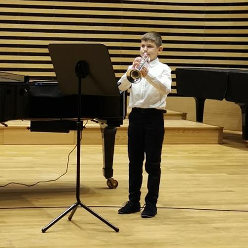 Uczeń grający na trąbce w sali koncertowej PSM w Jastrzębiu-Zdroju