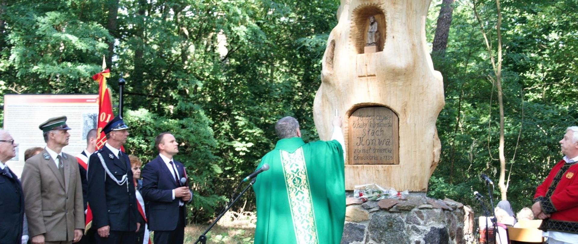 W Lesie Jednaczewskim k. Łomży odsłonięto odnowiony pomnik Stacha Konwy, źródło: Gmina Łomża