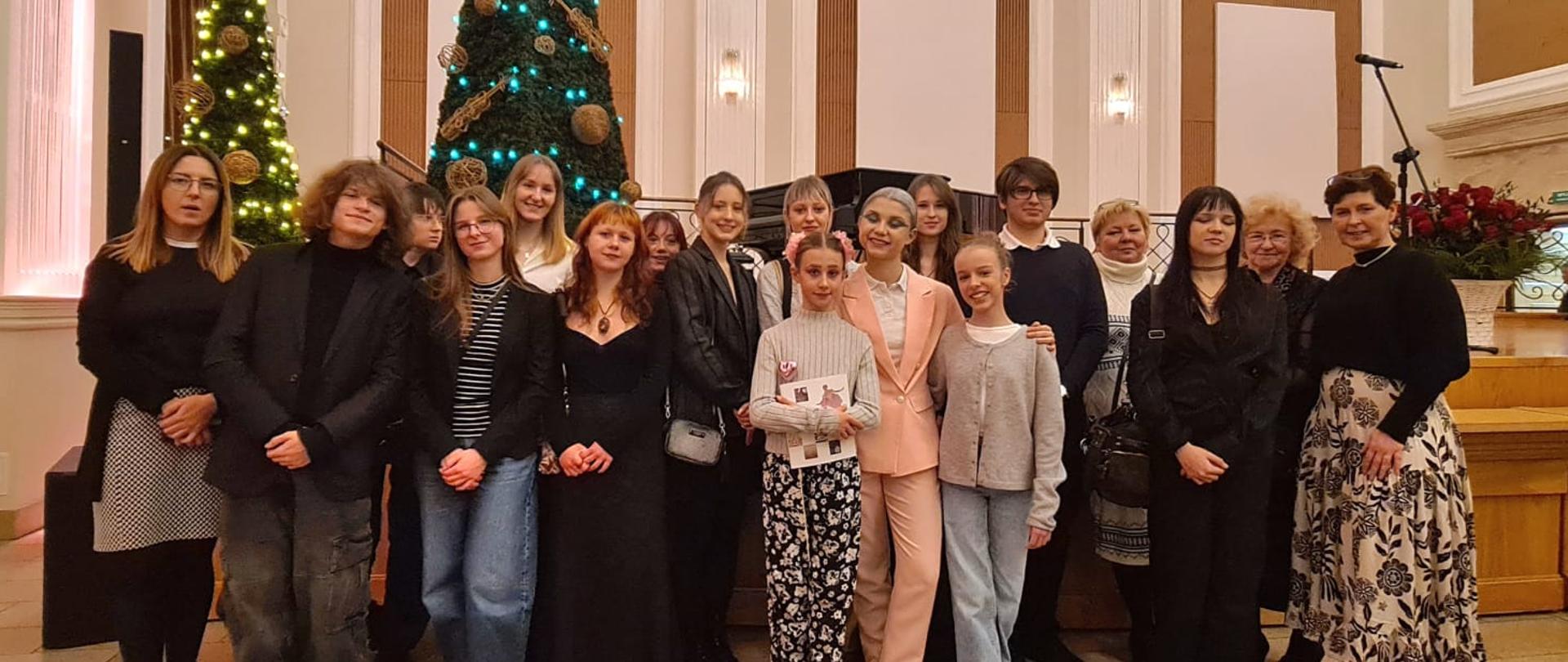 Fotografia ukazująca uczestników premierowego spektaklu baletowego "Calineczka"