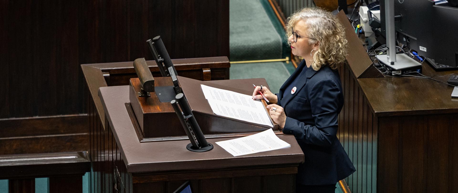 Sekretarz Stanu w KPRM Katarzyna Kotula przemawiająca na sali plenarnej Sejmu RP