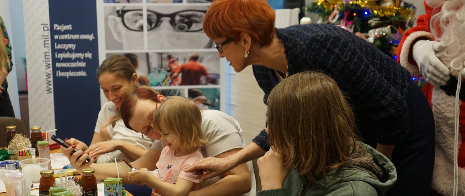 Minister Elżbieta Rafalska z wizytą u małych pacjentów w szpitalu przy ul. Szaserów. 