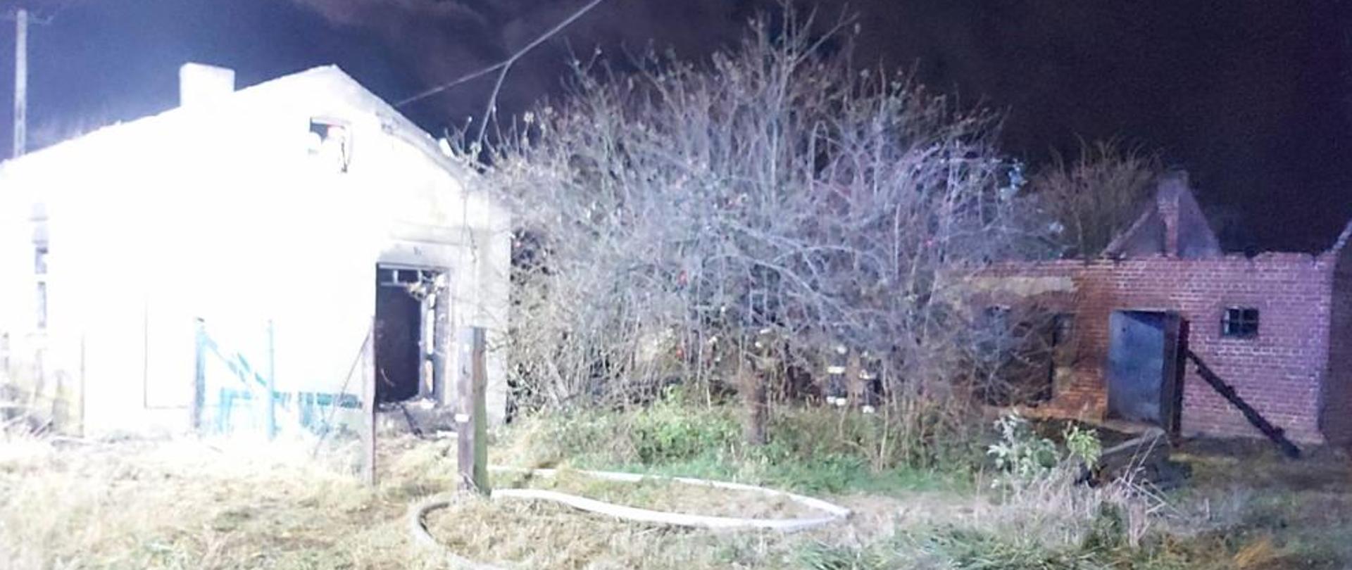Zdjęcie przedstawia budynek mieszkalny oraz gospodarczy po pożarze