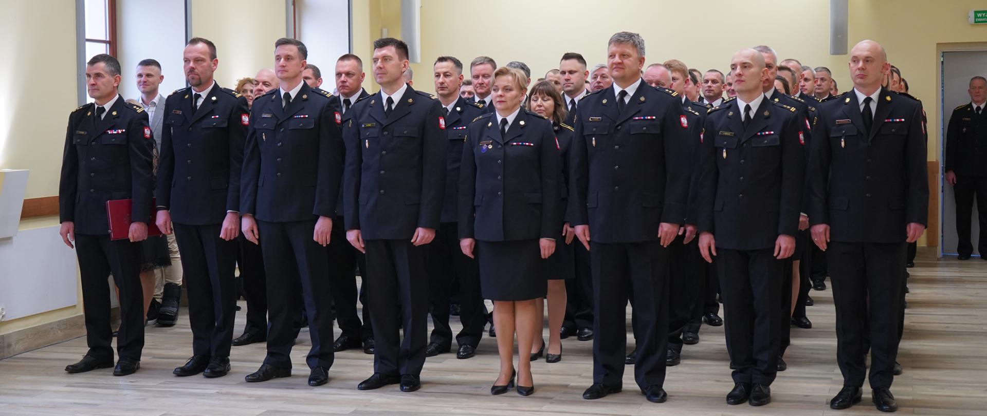 Pododdział funkcjonariuszy na zbiórce