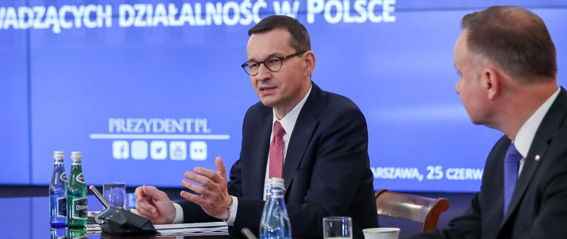 Premier i prezydent siedzą przy stole.