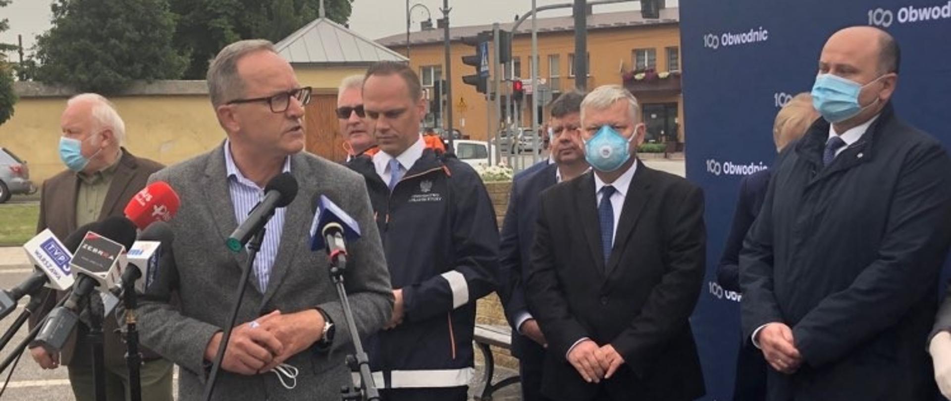 Konferencja prasowa z udziałem wiceministra infrastruktury Rafała Webera, Kierownika Delegatury w Radomiu Krzysztofa Murawskiego, posła Marka Suskiego, poseł Agnieszki Górskiej, posła Andrzeja Kosztowniaka ws. Programu Budowy 100 obwodnic. 