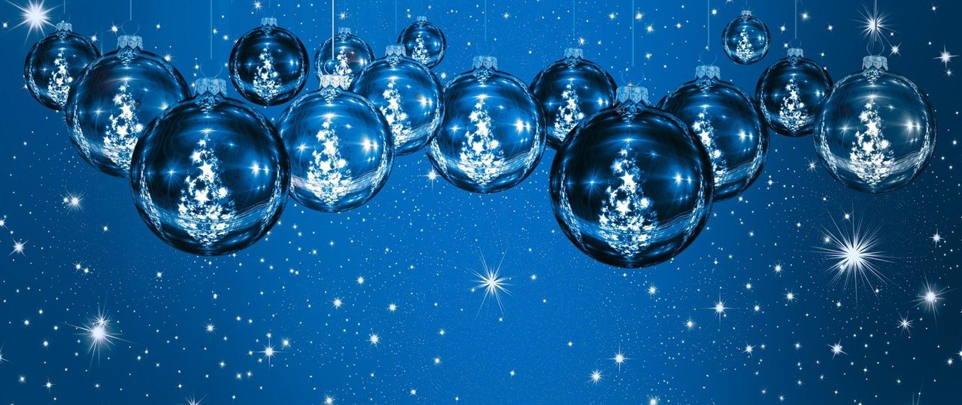 Na grafice widać kilkanaście rożnej wielkości bombek choinkowych, w których odbija się choinka. W tle tysiące gwiazdek. Całość ilustracji utrzymana w niebieskiej kolorystyce