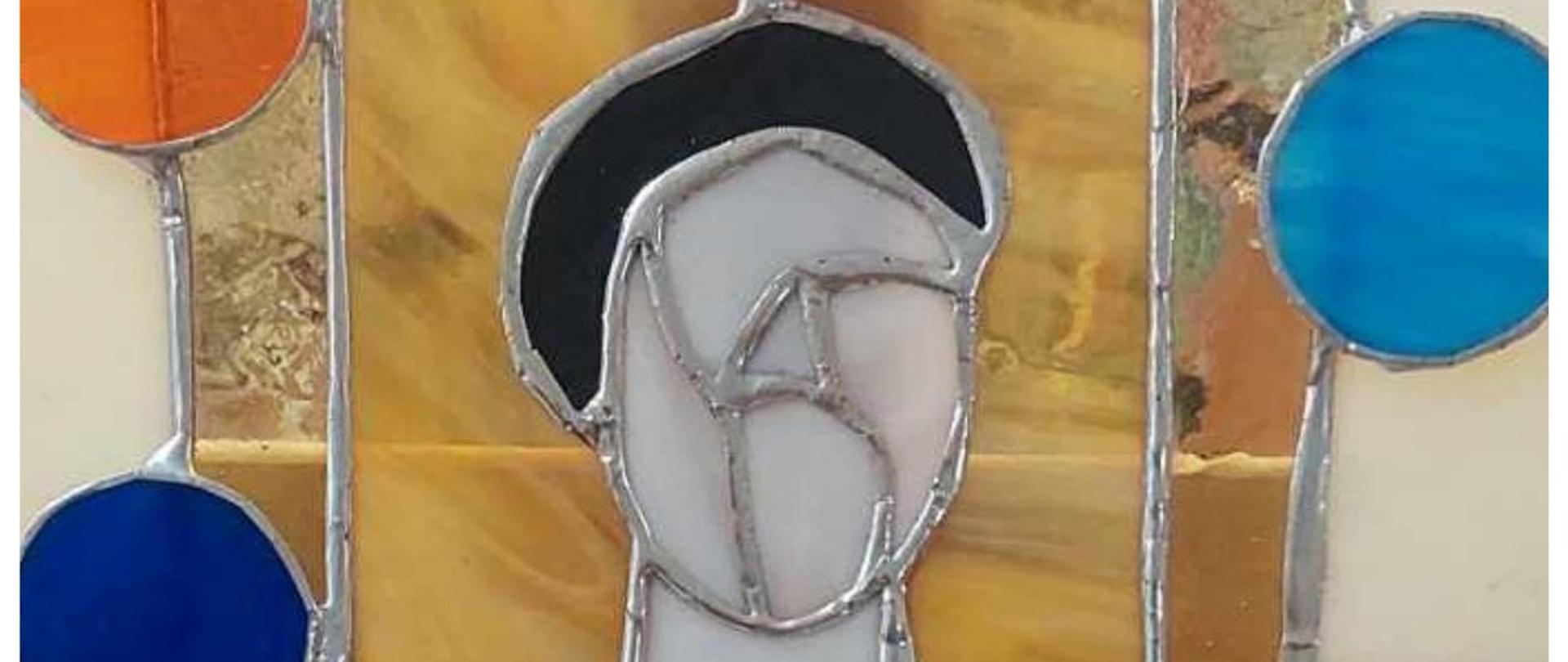 Witraż przedstawiający popiersie postaci ludzkiej. Na dole napisy, w pierwszym rzędzie: "Magiczne Inspiracje; Alicja Paszkowska; Cykl witraży inspirowany karnawałem sztukmistrzów; Wernisaż 26.10.2023 godz.16.00; Wystawa dostępna 26.10-9.11.2023"; Galeria Sztuki A10 ul. Muzyczna 10a 20-612 Lublin PLSP im. C. K. Norwida w Lublinie. Pod spodem w drugim rzędzie: "logo - grafika - Lublin 2023 Europejska Stolica Młodzieży; Projekt zrealizowany w ramach stypendium prezydenta miasta Lublin; logo - grafika - Miasto inspiracji".