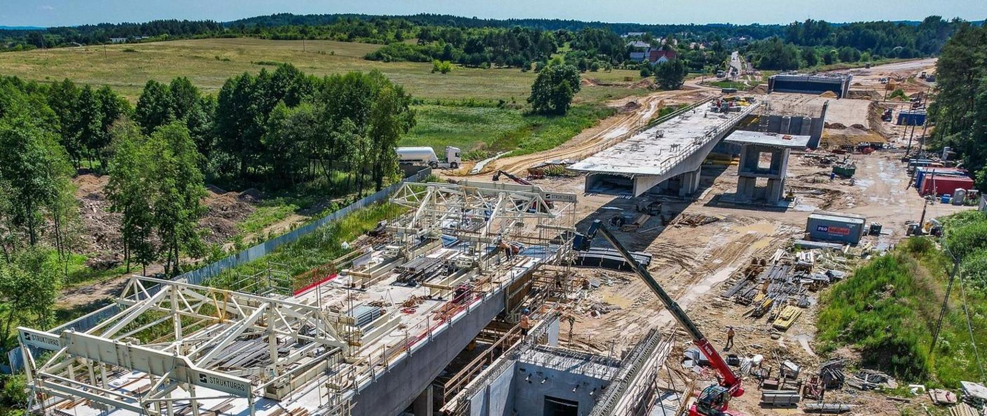 Budowa obwodnicy Morawicy - zdjęcie z drona, budowa estakady
