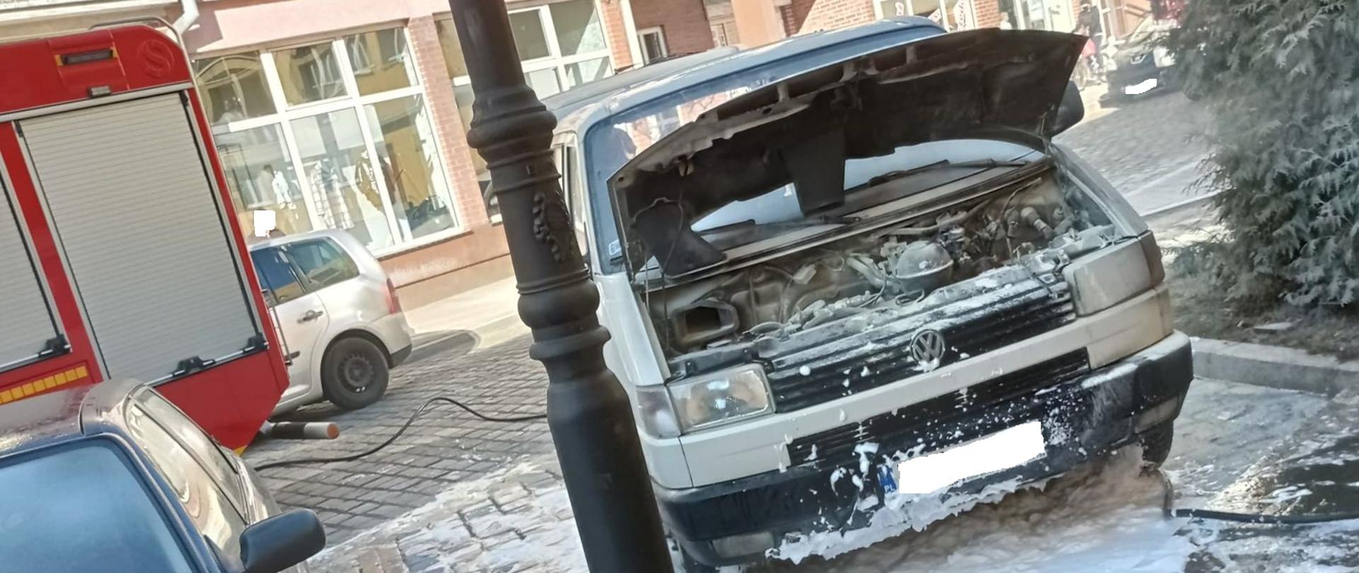 widoczny bus z ugaszoną komorą silnika