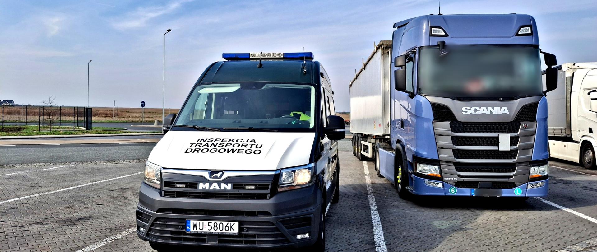 Furgonetka marki MAN w barwach Inspekcji Transportu Drogowego stoi na parkingu obok nowoczesnego, niebieskiego ciągnika siodłowego marki Scania z naczepą.