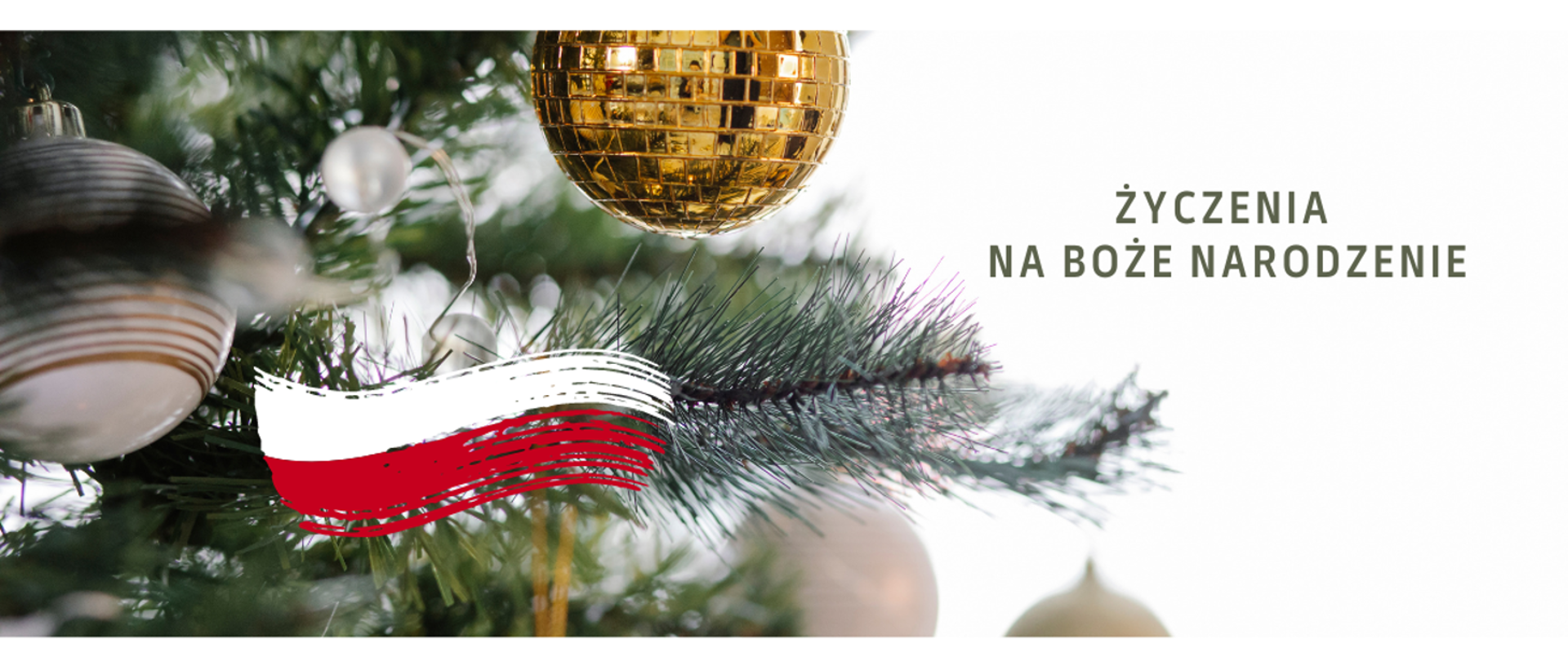 Baner świąteczny. Bombki srebrne i złota na choince, flaga Polski oraz napis "życzenia na Boże Narodzenie"