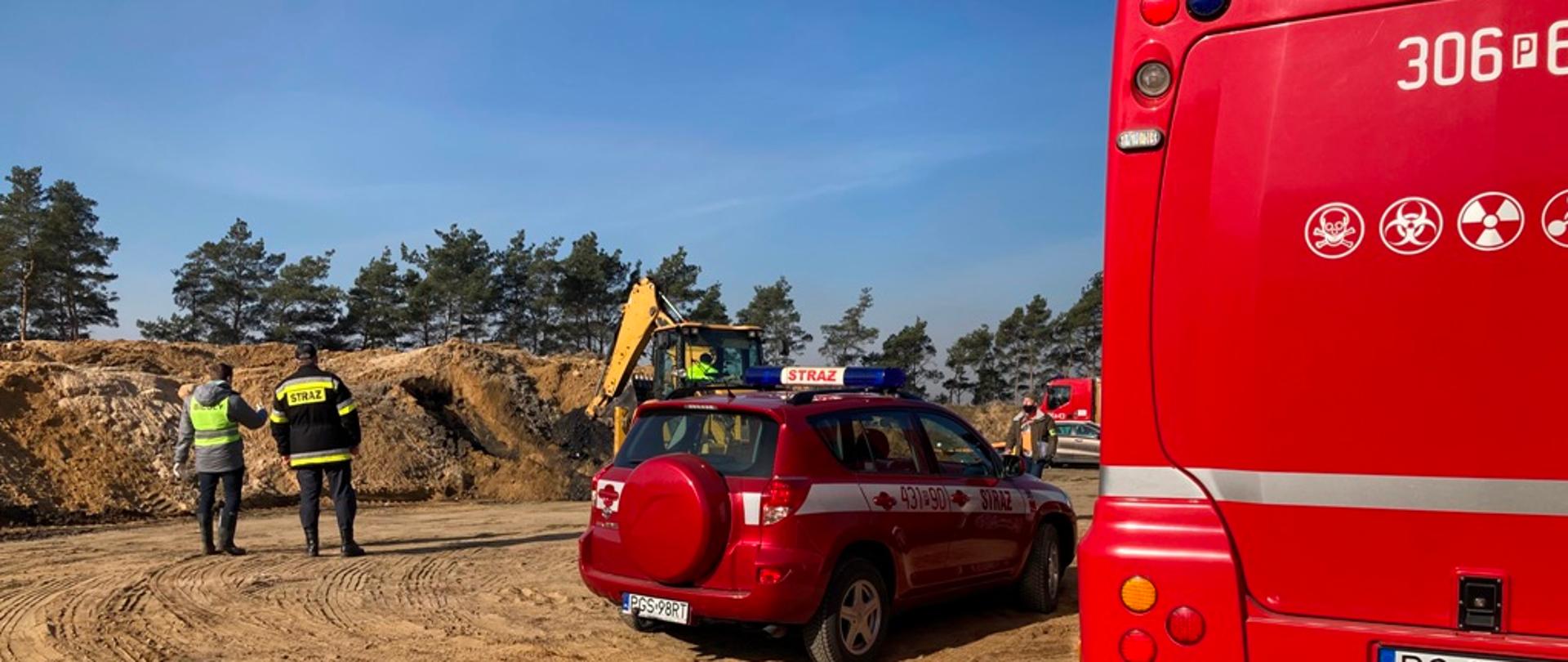 straż pożarna na miesjcu żwirowni, dwóch strażaków ogląda miejsce zdarzenia