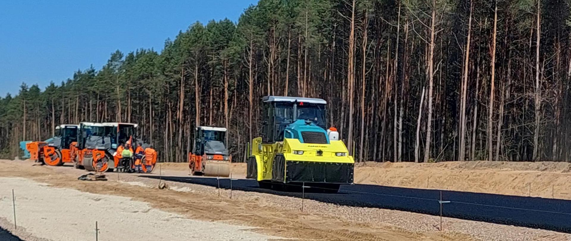 Budowa S74 - układanie nawierzchni, walce drogowe